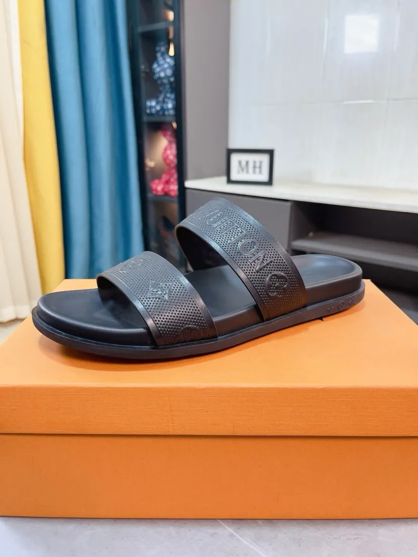 Ex-factory price 320🌹🌹 (lv-Louis Vuitton) new men's sandals, high-end boutique, exquisite embossed logo decoration on the upper, fine workmanship, super soft soles, casual, loose and comfortable, a must-have in summer! \nsize：38-44